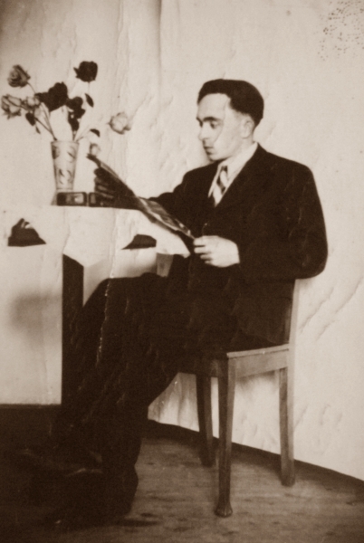 Józef Kowalczyk z gazetą (ok. 1939)