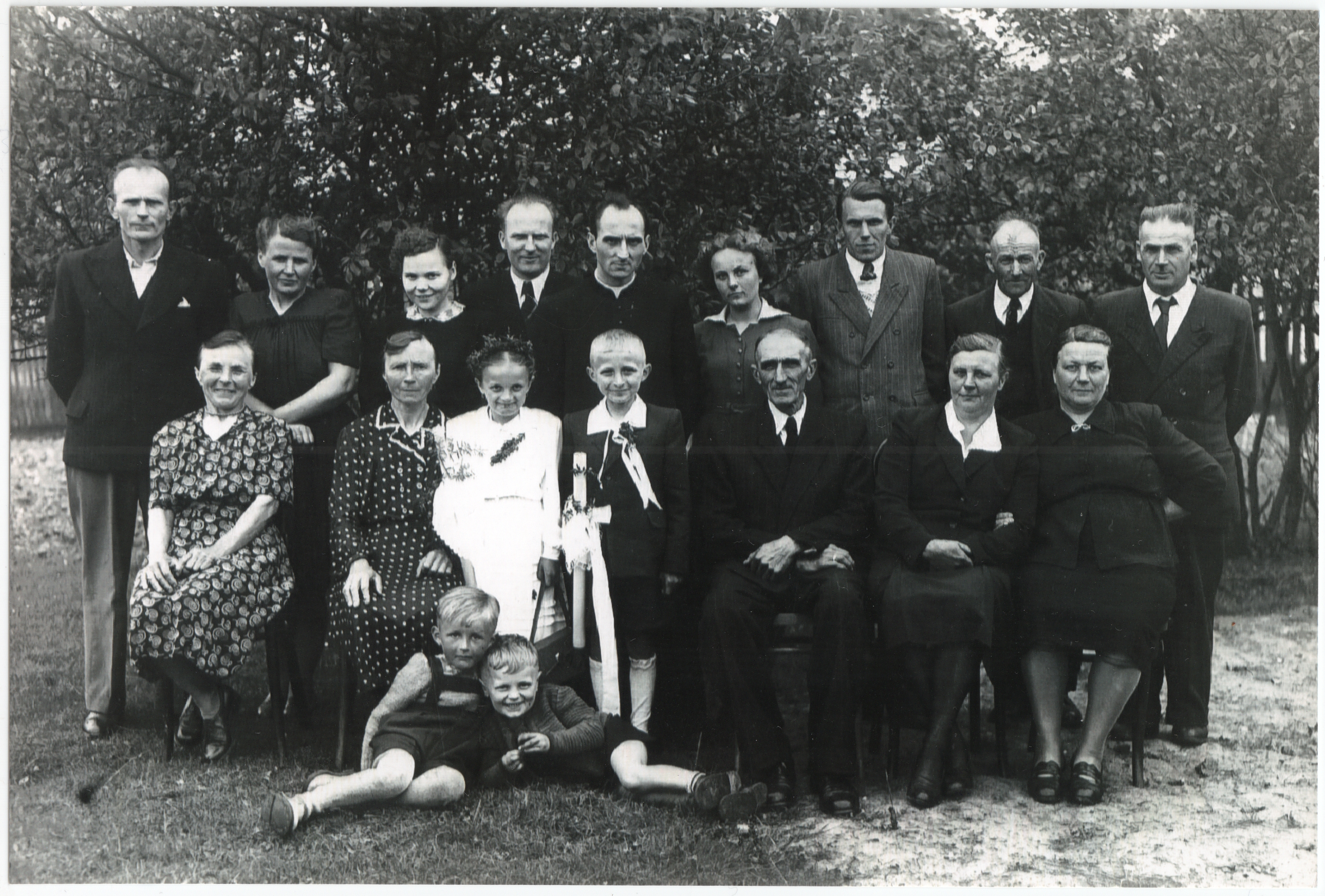 Rodziny Kalinowskich, Dudków i Zajadlaków na Pierwszej Komunii Świętej Grażyny i Jana (1955)