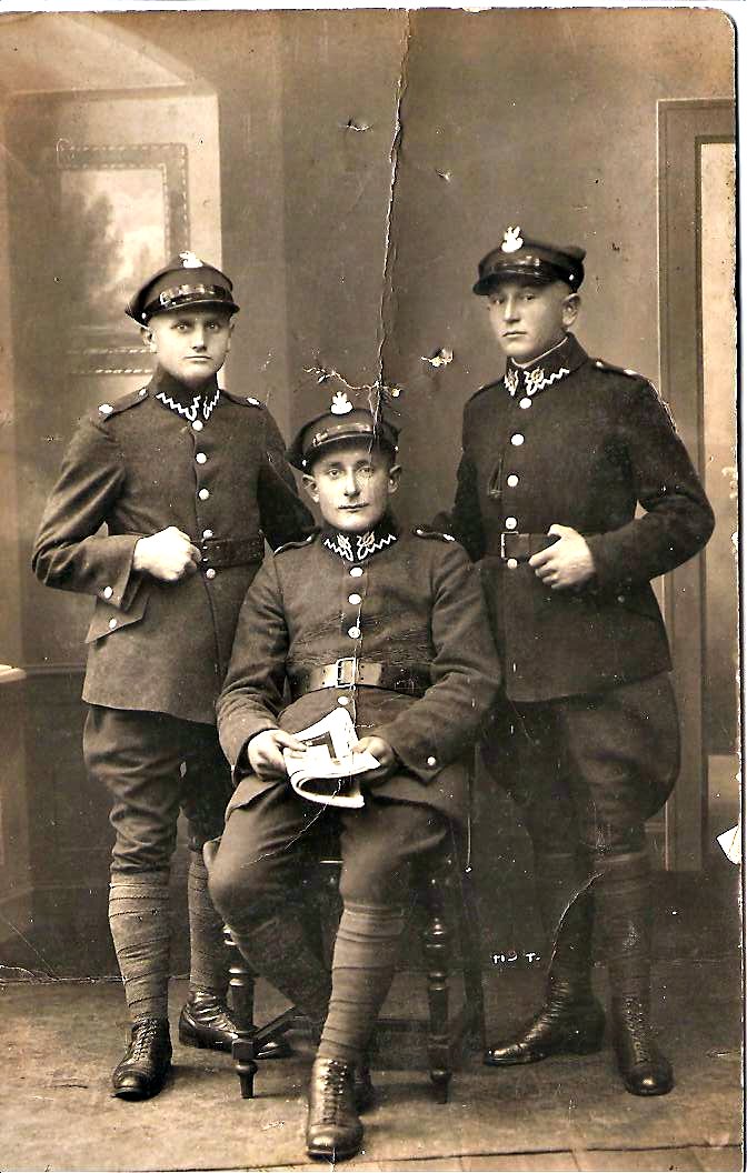 Ludwik Hanas w mundurze pierwszy z prawej