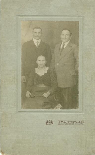 Florentyna Zapłotna z synami: Janem i Antonim