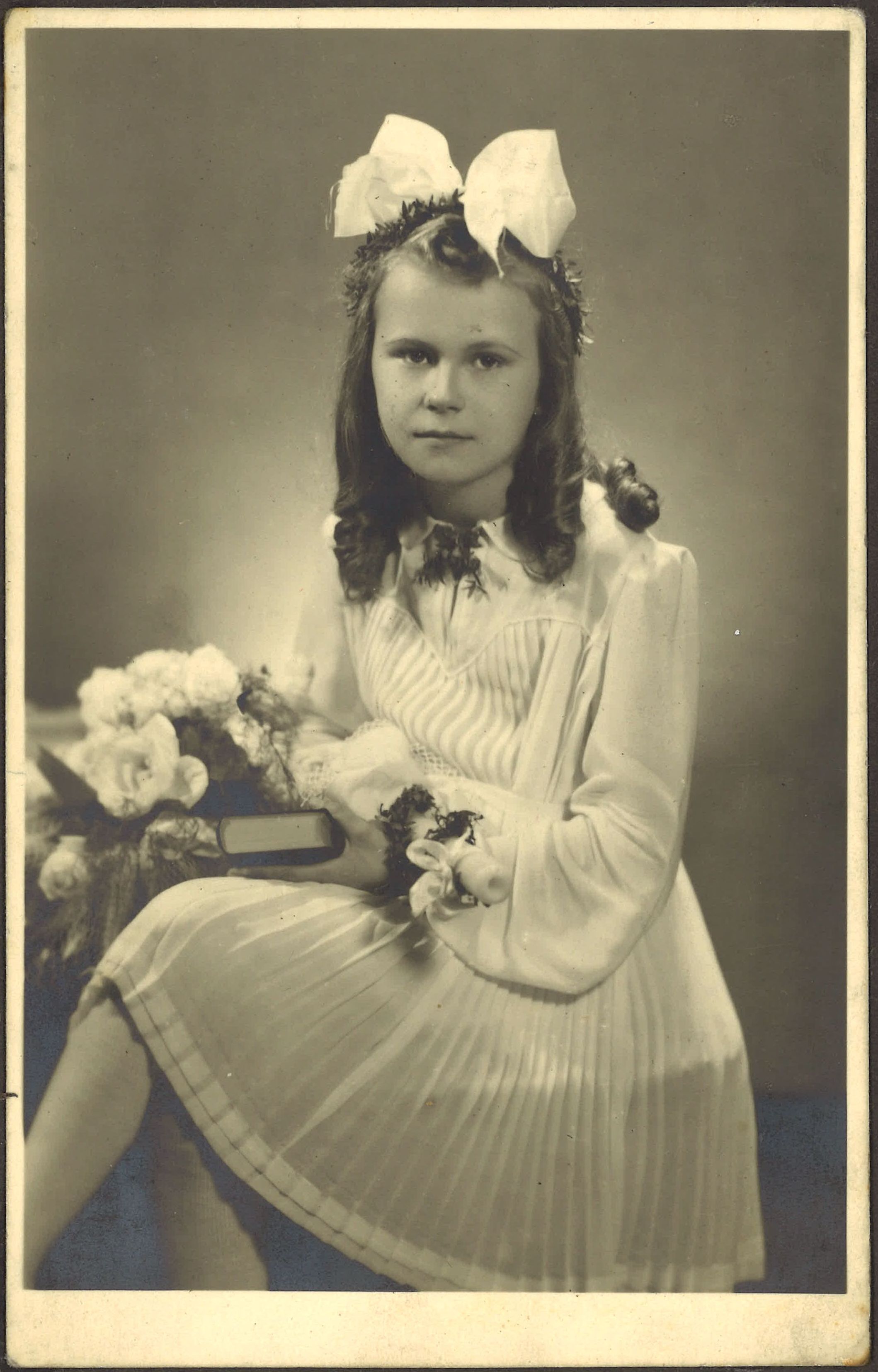 Jola Rodak w stroju pierwszokomunijnym (oszac. 1946)