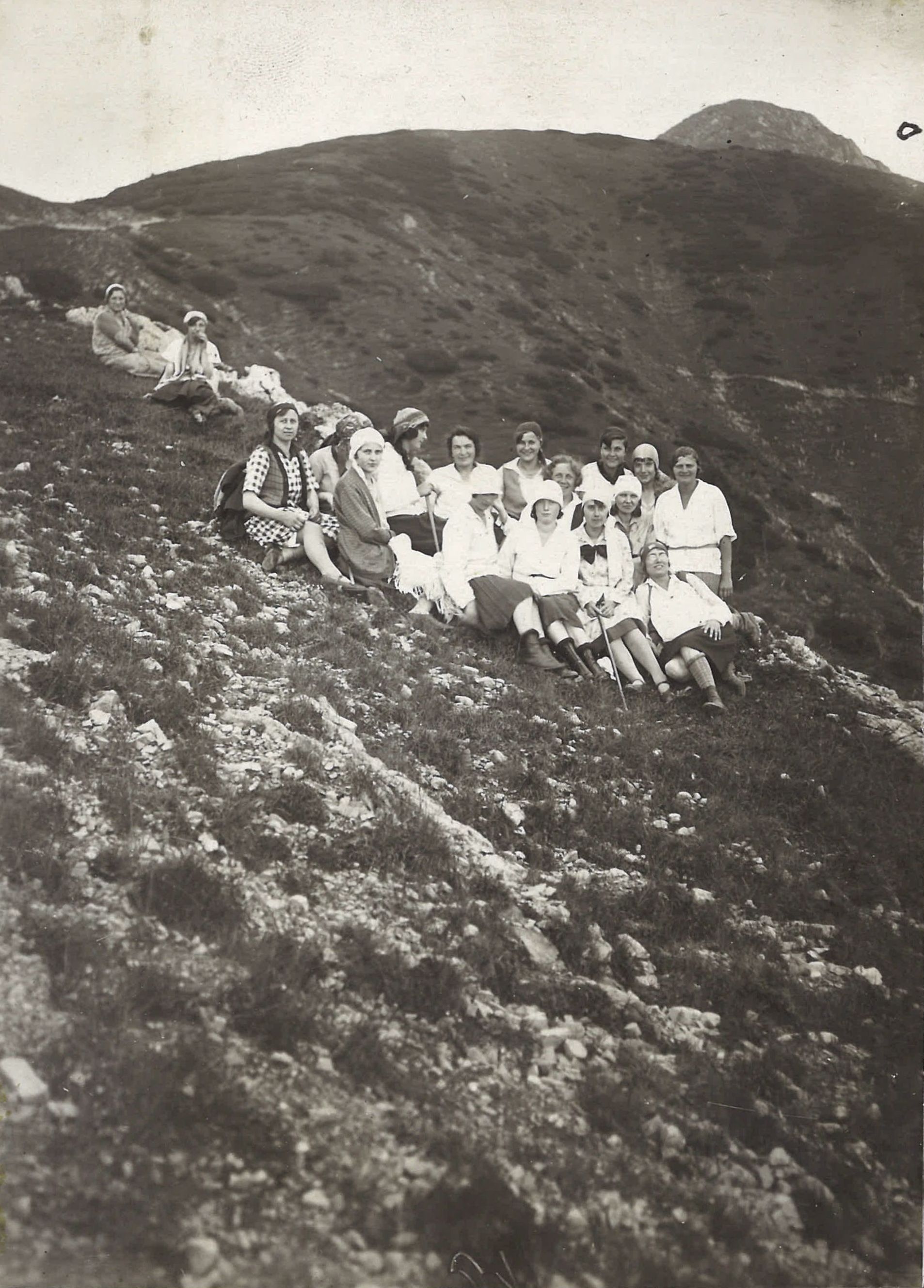Ewa Pałupska? w żeńskim gronie w górach (≈Δ 1932)