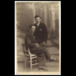 Stanisław Rodak i jakiś mężczyzna w garniturach w fotograficznym atelier 1929