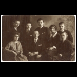 Grupa 8 osób w fotograficznym atelier 1928